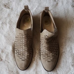 ⚜ PERFORATED TAN BOOTIE ⚜
